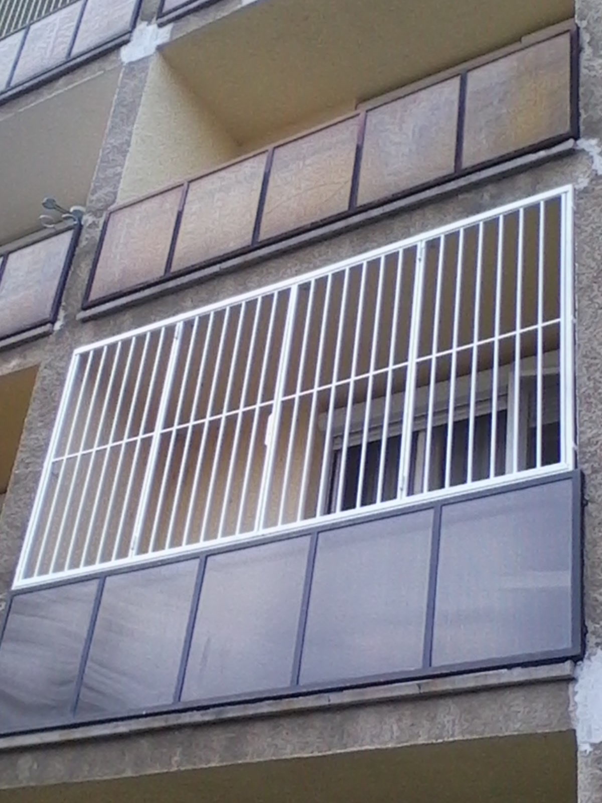 Nyitható biztonsági erkélyrács