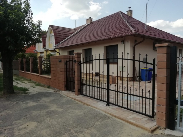 Kovácsoltvas jellegű kerítés