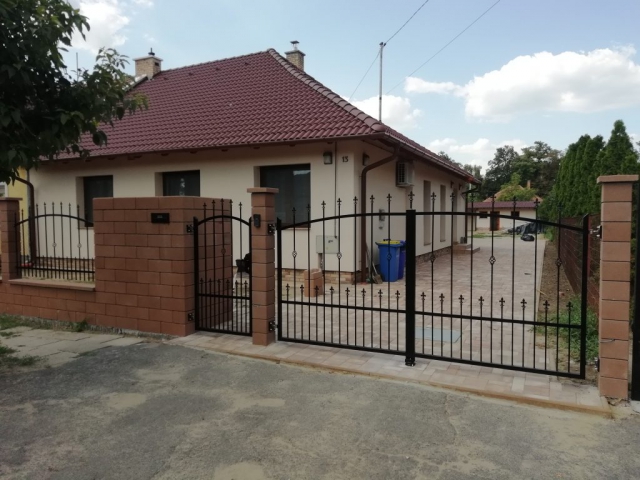 Kovácsoltvas jellegű kerítés (kiskapu és nagykapu)
