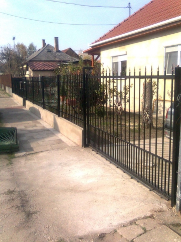 Kovácsoltvas jellegű kerítés tolókapuval