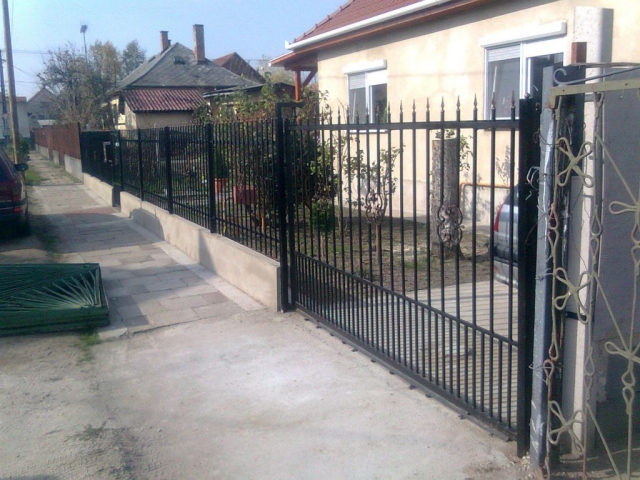 Kovácsoltvas jellegű kerítés tolókapuval